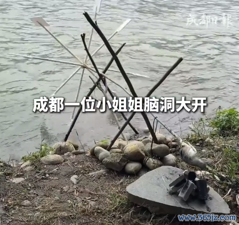 女子在河畔公正烤鱼机 网友：吃货的后劲是无穷的